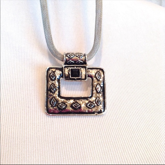 Silver & black medallion on thick chain short necklace - Picture 2 of 5